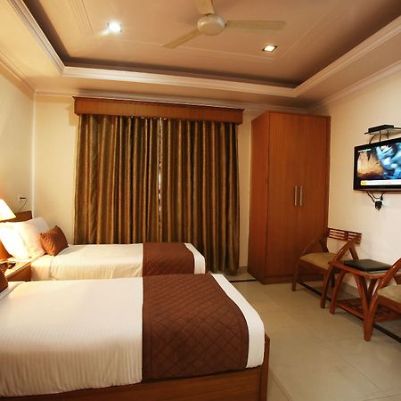 Emblem Hotel Sector 14 Gurgaon Esterno foto