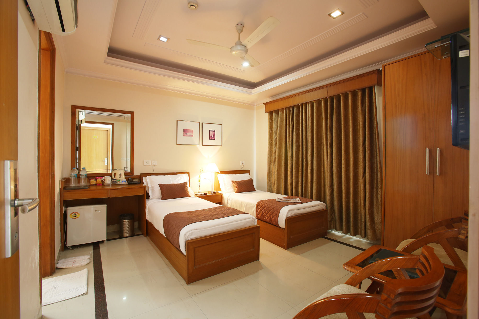 Emblem Hotel Sector 14 Gurgaon Esterno foto