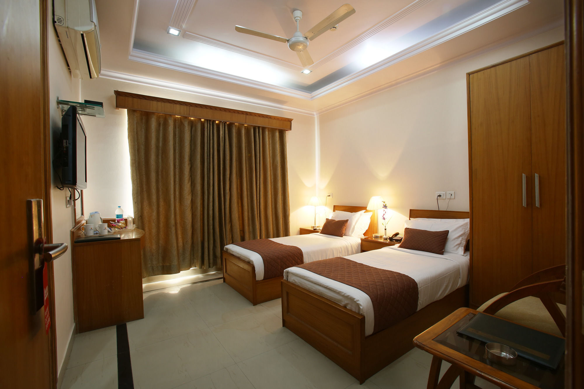 Emblem Hotel Sector 14 Gurgaon Esterno foto